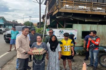 Pemkab Barito Utara serahkan bantuan  kebakaran di Jalan Meranti