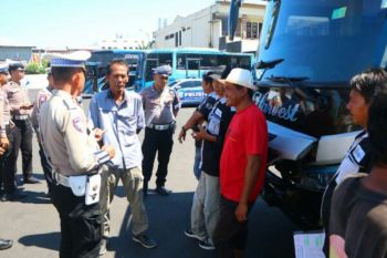 Polda Sulut edukasi sopir bus keselamatan berlalulintas saat "Operasi Samrat 2026"