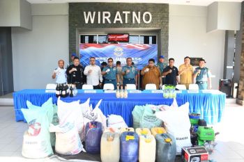 TNI dan masyarakat bersihkan eceng gondok di Danau Tondano