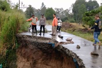 Jalan penghubung di OKU Selatan nyaris putus akibat longsor