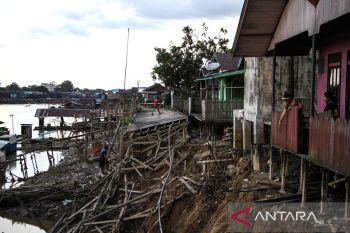 Jalan permukiman bantaran Sungai Kahayan Palangka Raya ambruk akibat abrasi