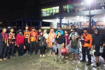 SAR Balikpapan selamatkan 12 pemancing terjebak cuaca buruk di laut