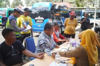 Polres Malang tes urine sopir angkutan umum guna pastikan keselamatan