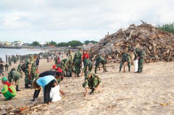 TNI-Polri hingga pelajar bersihkan sampah pesisir Kuta