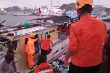 BPBD Makassar evakuasi 9 korban kebakaran kapal di Pelabuhan Paotere