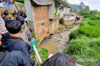 Toilet rumah ambrol, perempuan diduga hanyut di Sungai Cijagra
