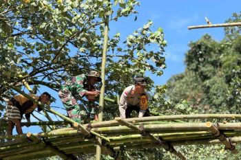 Kapolsek di Manggarai Barat membangun jembatan darurat untuk pelajar