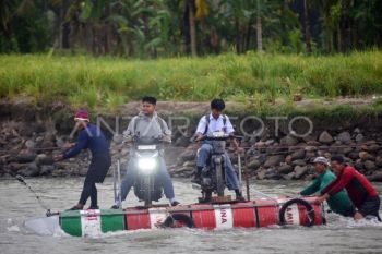 Antrean rakit penyeberangan di Padang Pariaman
