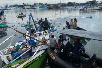 Kapal nelayan meledak di Pelabuhan Paotere, delapan ABK terluka
