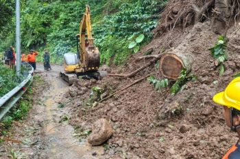 Bencana tanah longsor tutup akses jalan di Desa Rahtawu Kudus