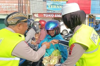 Polres Purbalingga edukasi tertib lalu lintas lewat aksi simpatik