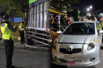 Nahas! Rem blong, truk fuso seruduk rumah dan mobil warga