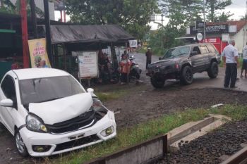 Mobil terobos palang perlintasan kereta di Cilacap