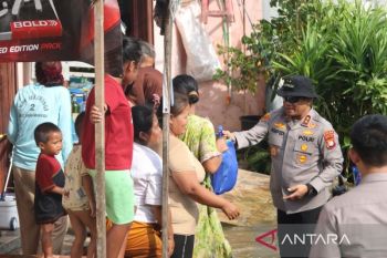 Kapolda Metro Jaya bagikan sembako kepada korban banjir di Bekasi