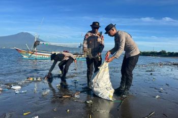 Polda Bali lanjutkan bersih sampah di pantai