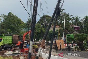 Bupati Kapuas soroti tiang dan kabel telekomunikasi semrawut di simpang Adipura