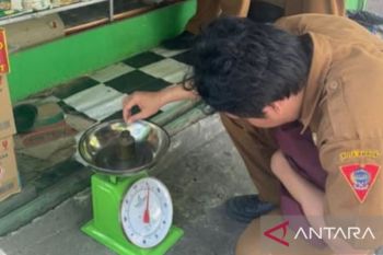 Pemkot Ambon awasi timbangan pedagang demi melindungi hak konsumen
