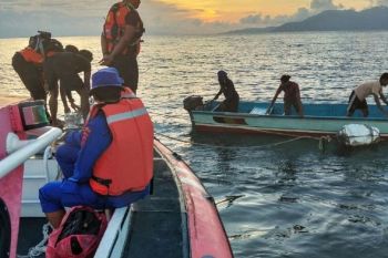 Tim SAR gabungan cari nelayan SBB terjatuh dari longboat