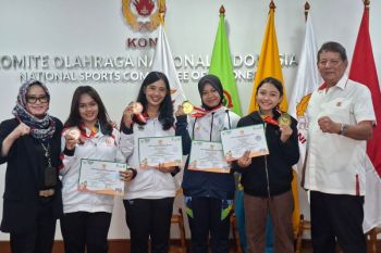 Adilla-Anggita terima emas PON 2024 setelah dua tahun tunggu kejelasan