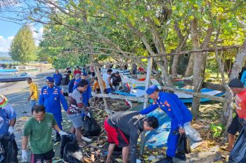 Polairud Polda Malut bersama nelayan bersihkan sampah laut di Morotai
