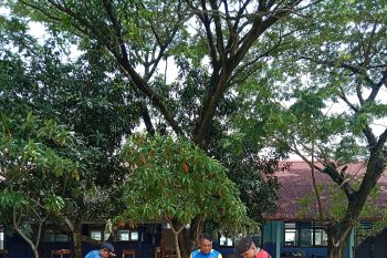 Polres Karawang gelar bersih-bersih sekolah setelah banjir di Karangligar