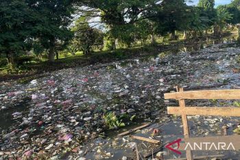 Sampah penuhi bekas lokasi penertiban Kali Kroya Kota Serang