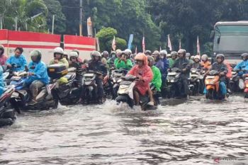 Hujan deras 15 menit sebabkan banjir setinggi 50 cm di Jalan DI Panjaitan Jatinegara