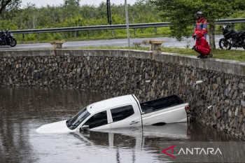 Rem blong, Mitsubishi Triton di Palangka Raya nyemplung ke drainase