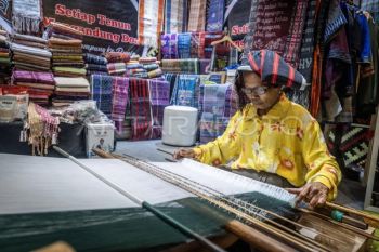 Fashion, handicrafts lead Indonesia&rsquo;s creative economy exports