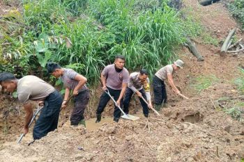 Personel Polri bersihkan drainase dari material longsor di Aceh Tengah