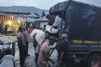 Ketum Bhayangkari bantu 300 paket sembako ke korban kebakaran Karubaga