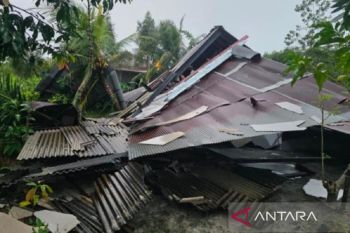 Angin kencang robohkan rumah warga di Sampit
