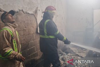 Tiga armada Damkar Bekasi padamkan api yang membakar dua rumah kontrakan