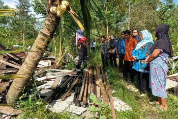 Wabup Kotim blusukan salurkan bantuan korban rumah roboh