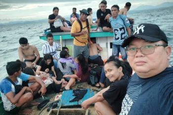 Kapal 'Baitani' evakuasi puluhan warga jatuh ke laut saat dek kapal patah