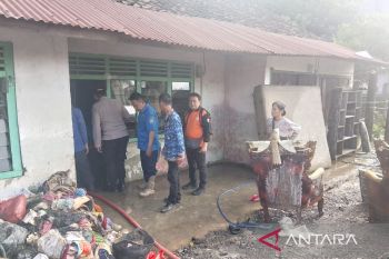 Air surut, BPBD OKU bersihkan rumah warga
