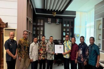 Kemenkum serahkan Sertifikat IG Kopi Robusta Kurrak ke Bupati Polman