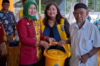 Pemkot Jakbar serahkan 400 paket bantuan bagi korban banjir