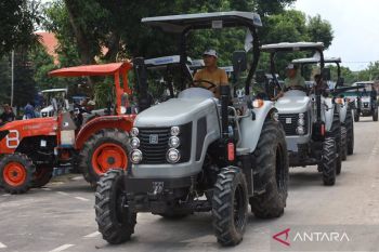 Petani di Kediri terima bantuan puluhan mesin pertanian