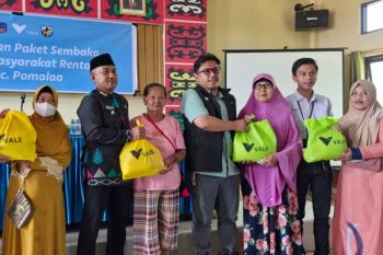 PT Vale salurkan 1.879 paket sembako untuk masyarakat rentan se-Kecamatan Pomalaa Kolaka