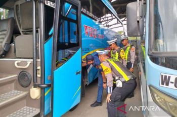 Polres Lamongan cek kelaikan bus jelang Harlah NU untuk keselamatan