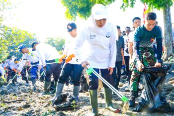 Khofifah pimpin aksi kurve sampah di Pantai Tambak Wedi Surabaya