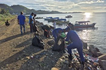 Polairud bersama warga pesisir Bone Bolango  lakukan operasi sampah di pantai Desa Botubarani