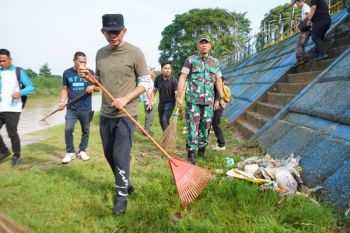 Wakil Bupati Muaro Jambi pimpin gotong royong pembersihan pasar Sengeti dan DAS Batanghari
