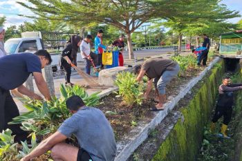 BKKBN Maluku Utara bersihkan drainase  dan tanam pohon laksanakan gerakan ASRI