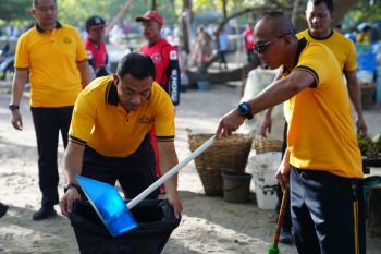 Kapolda Jabar bersihkan sampah di Pantai Pangandaran