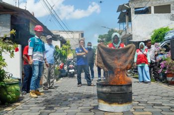 Pelindo bekali Warga Kenjeran kesiapsiagaan risiko kebakaran  