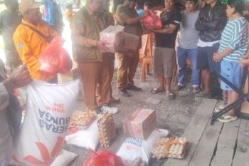 Satgas Yonif 511/DY bagikan pakaian kepada masyarakat Lowanom