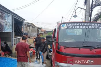 Tirta Bhagasasi pasok air bersih ke sejumlah titik penuhi kebutuhan korban banjir