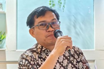 Pelindo tambah armada alat berat terminal peti kemas di Pelabuhan Teluk Bayur